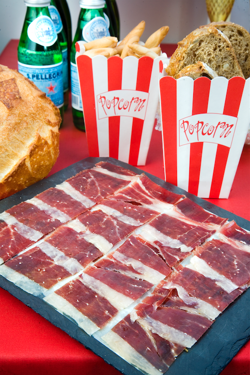 Bandeja de jam&oacute;n acompa&ntilde;ada de pan y bebidas